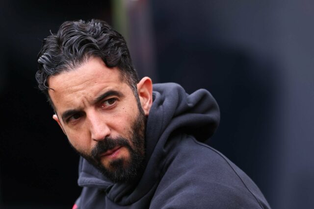 Bukayo Saka do Arsenal em ação com Matthew Shaw, Casemiro e Bruno Fernandes do Manchester United