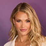 O marido de Witney Carson a surpreendeu com uma festa de boas-vindas após a vitória de ‘DWTS’