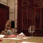 Outra imagem, divulgada pelo comitê de supervisão da Câmara, os democratas, mostra Allen olhando para Epstein, que provavelmente o estava visitando em um set de filmagem.