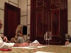 Woody Allen não se arrepende de sua amizade com Epstein Outra imagem, divulgada pelo comitê de supervisão da Câmara, os democratas, mostra Allen olhando para Epstein, que provavelmente o estava visitando em um set de filmagem.