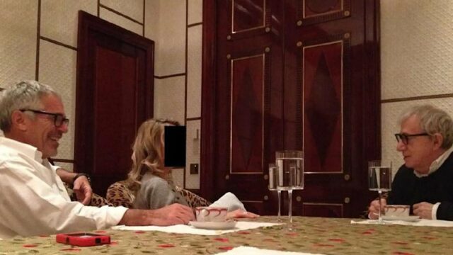 Woody Allen não se arrepende de sua amizade com Epstein Outra imagem, divulgada pelo comitê de supervisão da Câmara, os democratas, mostra Allen olhando para Epstein, que provavelmente o estava visitando em um set de filmagem.