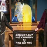 'Yobbos com creme' vandalizam joias da coroa em protesto 'vergonhoso' sobre sobremesa