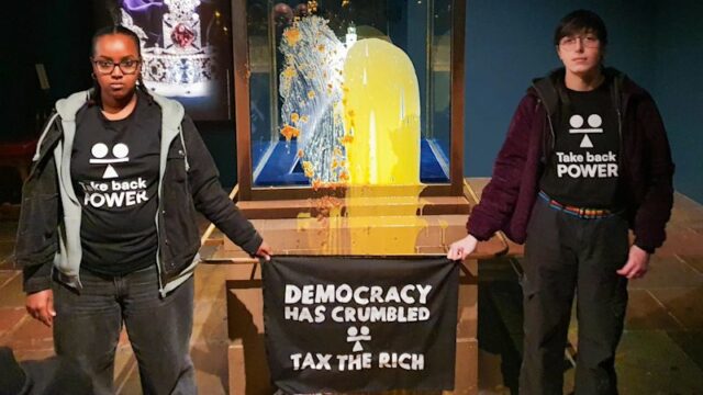 'Yobbos com creme' vandalizam joias da coroa em protesto 'vergonhoso' sobre sobremesa
