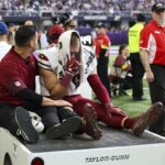 Zach Ertz levou uma grande pancada no joelho no domingo, o que pode potencialmente afastá-lo além da temporada de 2025, sugerem os relatórios.