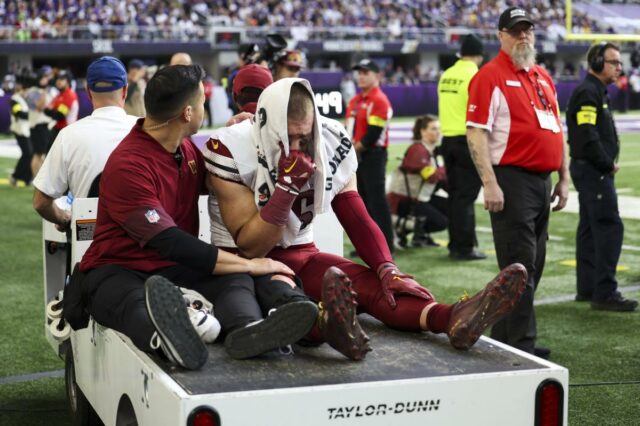 Zach Ertz levou uma grande pancada no joelho no domingo, o que pode potencialmente afastá-lo além da temporada de 2025, sugerem os relatórios. 