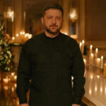 Um militar ucraniano prepara projéteis para disparar um obus M777 contra as tropas russas na região de Dnipropetrovsk