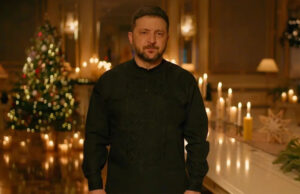 Zelensky ‘deseja que Putin morra’ durante discurso de Natal Um militar ucraniano prepara projéteis para disparar um obus M777 contra as tropas russas na região de Dnipropetrovsk