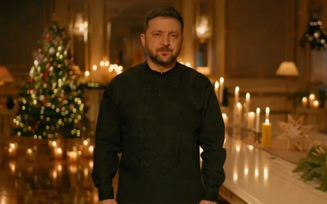 Um militar ucraniano prepara projéteis para disparar um obus M777 contra as tropas russas na região de Dnipropetrovsk