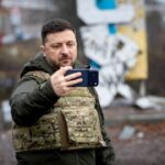 Zelenskyy visita cidade ucraniana da linha de frente semanas depois que a Rússia afirmou ter assumido o controle