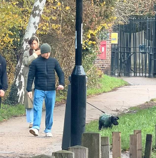 Zendaya e seu noivo Tom Holland fazem uma rara aparição Zendaya e seu noivo Tom Holland saíram para passear no Richmond Park enquanto se preparavam para passar o Natal com sua família