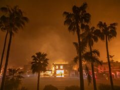 Zillow cai nas pontuações de risco climático depois que agentes reclamaram de perda de vendas A firefighter watches the flames from the Palisades Fire burning homes on the Pacific Coast Highway amid a powerful windstorm on January 8, 2025 in Los Angeles, California.