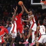 Zuby Ejiofor rejeita o chute de Malik Dia para um de seus oito bloqueios durante a vitória do St. John por 63-58 sobre Ole Miss em 6 de dezembro de 2025 no Garden.