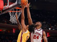 Zuby Ejiofor é a força motriz do recente crescimento defensivo de St. Lamin Sabally do Iona Gaels chuta a bola enquanto Zuby Ejiofor do St. John's Red Storm o defende.