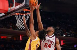 Zuby Ejiofor é a força motriz do recente crescimento defensivo de St. Lamin Sabally do Iona Gaels chuta a bola enquanto Zuby Ejiofor do St. John's Red Storm o defende.