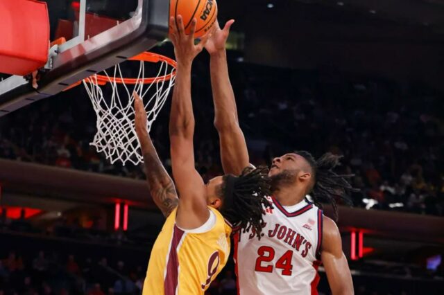 Zuby Ejiofor é a força motriz do recente crescimento defensivo Lamin Sabally do Iona Gaels chuta a bola enquanto Zuby Ejiofor do St. John's Red Storm o defende.