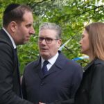 Rabino Daniel Walker e Rei Charles durante uma visita à Sinagoga da Congregação Hebraica Heaton Park em Manchester em outubro.