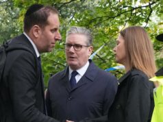 ‘Conhecemos a dor deles’: o trauma de Bondi parece dolorosamente próximo da comunidade judaica de Manchester Rabino Daniel Walker e Rei Charles durante uma visita à Sinagoga da Congregação Hebraica Heaton Park em Manchester em outubro.