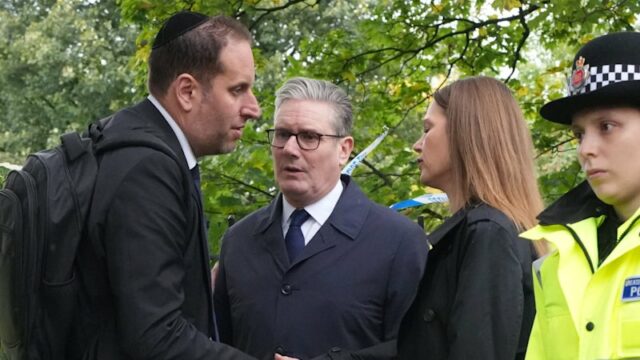 Rabino Daniel Walker e Rei Charles durante uma visita à Sinagoga da Congregação Hebraica Heaton Park em Manchester em outubro.