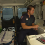 O paramédico Luke estava trabalhando em um turno antes do Natal quando foi cuspido.