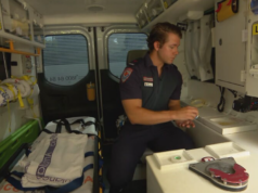 ‘Cuspiu no meu pescoço’: o apelo de Ambos em meio ao aumento do número de ataques O paramédico Luke estava trabalhando em um turno antes do Natal quando foi cuspido.