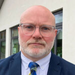 Uma foto de uma criança doente na cama