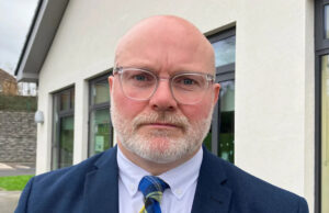 ‘É pior do que Covid’, diz o diretor enquanto 170 alunos ficam doentes em um dia Uma foto de uma criança doente na cama