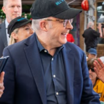 Albanese compartilhou fotos suas servindo o almoço de Natal no Bill Crews e na Exodus Foundation com o primeiro-ministro de NSW, Chris Minns.