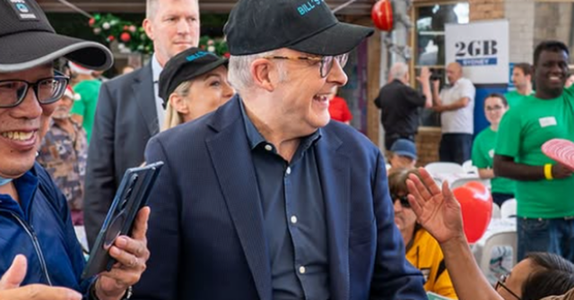 Albanese compartilhou fotos suas servindo o almoço de Natal no Bill Crews e na Exodus Foundation com o primeiro-ministro de NSW, Chris Minns.