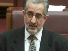 ‘Formidável’ defensor federal do Partido Trabalhista morre aos 75 anos na manhã de Natal Nick Bolkus como senador em 1996.