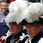 Andrew com Virginia Giuffre (centro) em 2001 e a então assistente pessoal de Jeffrey Epstein, Ghislaine Maxwell.