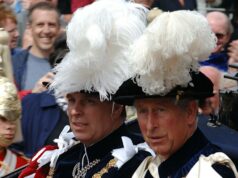 ‘Seu nome será apagado’: André destituído dos últimos títulos reais restantes Andrew com Virginia Giuffre (centro) em 2001 e a então assistente pessoal de Jeffrey Epstein, Ghislaine Maxwell.