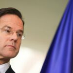 O presidente francês Emmanuel Macron, ao centro, participa de uma videoconferência com o primeiro-ministro britânico Keir Starmer, na quinta-feira.