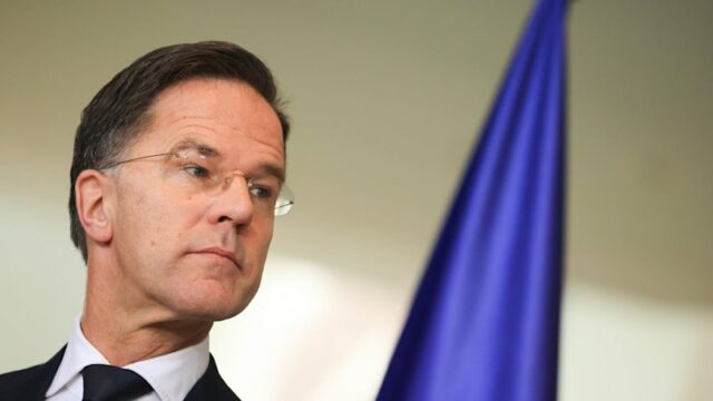 ‘Somos o próximo alvo da Rússia’: Chefe da OTAN alerta O presidente francês Emmanuel Macron, ao centro, participa de uma videoconferência com o primeiro-ministro britânico Keir Starmer, na quinta-feira.