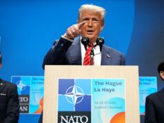 ‘Um alerta chocante’: o manifesto de política externa de Trump ataca a Europa e deixa a Austrália fora de perigo Helicópteros AH-64E são descarregados do USAF C-17 Globemaster em Townsville em setembro.