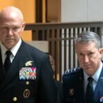 O presidente dos EUA, Donald Trump, fala na Casa Branca na terça-feira, enquanto o secretário da Guerra, Pete Hegseth, observa.