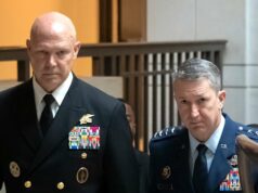 ‘Uma das coisas mais preocupantes que já vi’: legisladores dos EUA assistem a imagens confidenciais de ataque de barco O presidente dos EUA, Donald Trump, fala na Casa Branca na terça-feira, enquanto o secretário da Guerra, Pete Hegseth, observa.