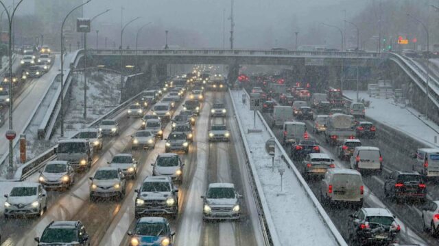 1000 km de engarrafamentos: a cidade enfrenta dificuldades enquanto a A neve causou estragos nas estradas de Paris.