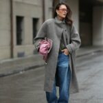 PARIS, FRANÇA - 27 DE ABRIL: Heart Evangelista usa óculos escuros, um pulôver de gola alta listrado preto e branco com botões dourados nos ombros, uma bolsa Chanel vermelha fofa, uma saia esvoaçante de cetim preto, sedosa e lustrosa, botas marrons de ponta, durante uma sessão de fotos de moda de estilo de rua, em 27 de abril de 2024 em Paris, França. (Foto de Edward Berthelot/Getty Images)