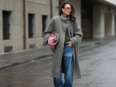 17 peças estilo Zara que você nunca esperaria encontrar na Amazon – a partir de US$ 10 PARIS, FRANÇA - 27 DE ABRIL: Heart Evangelista usa óculos escuros, um pulôver de gola alta listrado preto e branco com botões dourados nos ombros, uma bolsa Chanel vermelha fofa, uma saia esvoaçante de cetim preto, sedosa e lustrosa, botas marrons de ponta, durante uma sessão de fotos de moda de estilo de rua, em 27 de abril de 2024 em Paris, França. (Foto de Edward Berthelot/Getty Images)