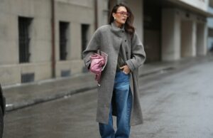 17 peças estilo Zara que você nunca esperaria encontrar na Amazon – a partir de US$ 10 PARIS, FRANÇA - 27 DE ABRIL: Heart Evangelista usa óculos escuros, um pulôver de gola alta listrado preto e branco com botões dourados nos ombros, uma bolsa Chanel vermelha fofa, uma saia esvoaçante de cetim preto, sedosa e lustrosa, botas marrons de ponta, durante uma sessão de fotos de moda de estilo de rua, em 27 de abril de 2024 em Paris, França. (Foto de Edward Berthelot/Getty Images)