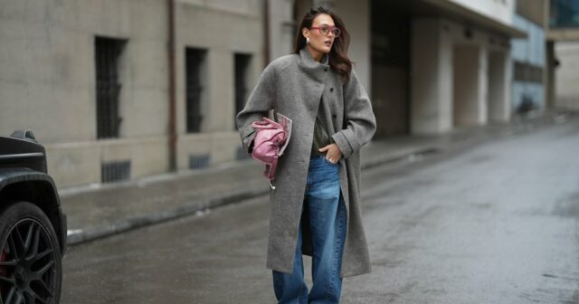 17 peças estilo Zara que você nunca esperaria encontrar na PARIS, FRANÇA - 27 DE ABRIL: Heart Evangelista usa óculos escuros, um pulôver de gola alta listrado preto e branco com botões dourados nos ombros, uma bolsa Chanel vermelha fofa, uma saia esvoaçante de cetim preto, sedosa e lustrosa, botas marrons de ponta, durante uma sessão de fotos de moda de estilo de rua, em 27 de abril de 2024 em Paris, França. (Foto de Edward Berthelot/Getty Images)