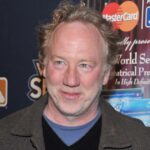 Timothy Busfield enfrenta mandado de prisão por acusações de abuso sexual infantil