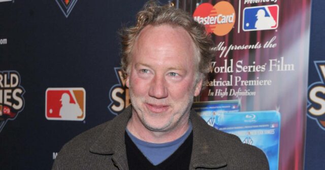 Timothy Busfield enfrenta mandado de prisão por acusações de abuso Timothy Busfield enfrenta mandado de prisão por acusações de abuso sexual infantil