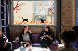 ‘2026? Mais como sexo em 2020! Dentro de um clube do livro de romance atrevido, sem medo de ir lá '2026? Mais como sexo em 2020! Dentro de um clube do livro de romance atrevido, sem medo de ir lá