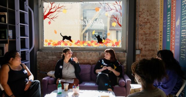 '2026? Mais como sexo em 2020! Dentro de um clube do livro de romance atrevido, sem medo de ir lá
