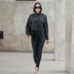 PARIS, FRANÇA - 04 DE FEVEREIRO: Maria Rosaria Rizzo usa brincos grandes dourados, pulôver de gola alta de lã com nervuras rosa claro, pulôver de lã rosa com padrão trançado da Imprevu Bélgica, sobretudo longo bege da Max Mara, bolsa crossbody de couro rosa brilhante da Moschino, cinto de couro bege brilhante da Valentino, calça larga de veludo canelado vermelho da Max Mara, tênis bege/laranja claro e roxo da Veja, durante sessão de fotos de moda street style, no dia 04 de fevereiro, 2022 em Paris, França. (Foto de Edward Berthelot/Getty Images)