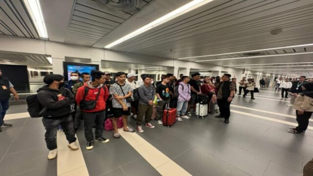 36 cidadãos indonésios apanhados em esquema fraudulento online no Camboja regressam à Indonésia
