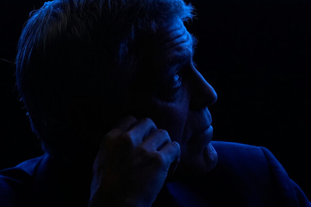 5 celebridades que inspiraram acessos de raiva épicos de Trump ARQUIVO - Taylor Swift se apresenta na Paris Le Defense Arena durante seu show da Eras Tour em Paris, em 9 de maio de 2024. (AP Photo/Lewis Joly, Arquivo)