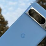 Google Pixel Buds Pro 2 instalado no telefone Pixel 8 Pro cercado por granulados