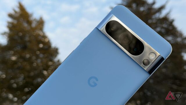 Google Pixel Buds Pro 2 instalado no telefone Pixel 8 Pro cercado por granulados